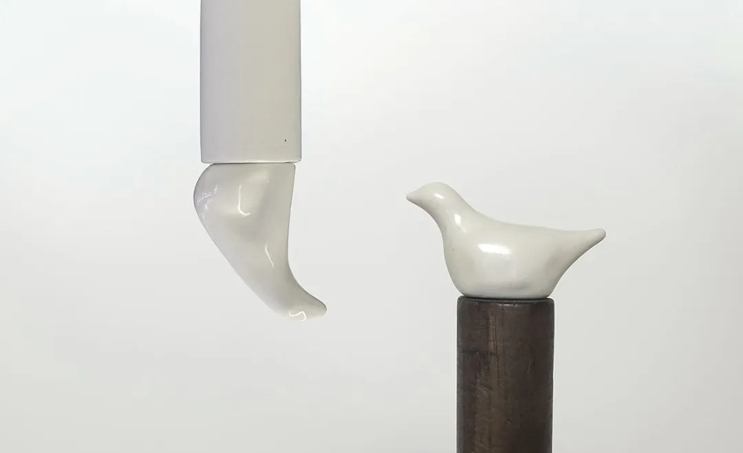 白色陶瓷抽象人形腿部与鸟形雕塑作品