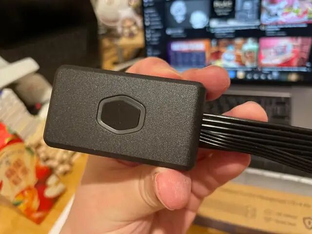 GPU Shield Adapter 转接盒本体与扁平连接线