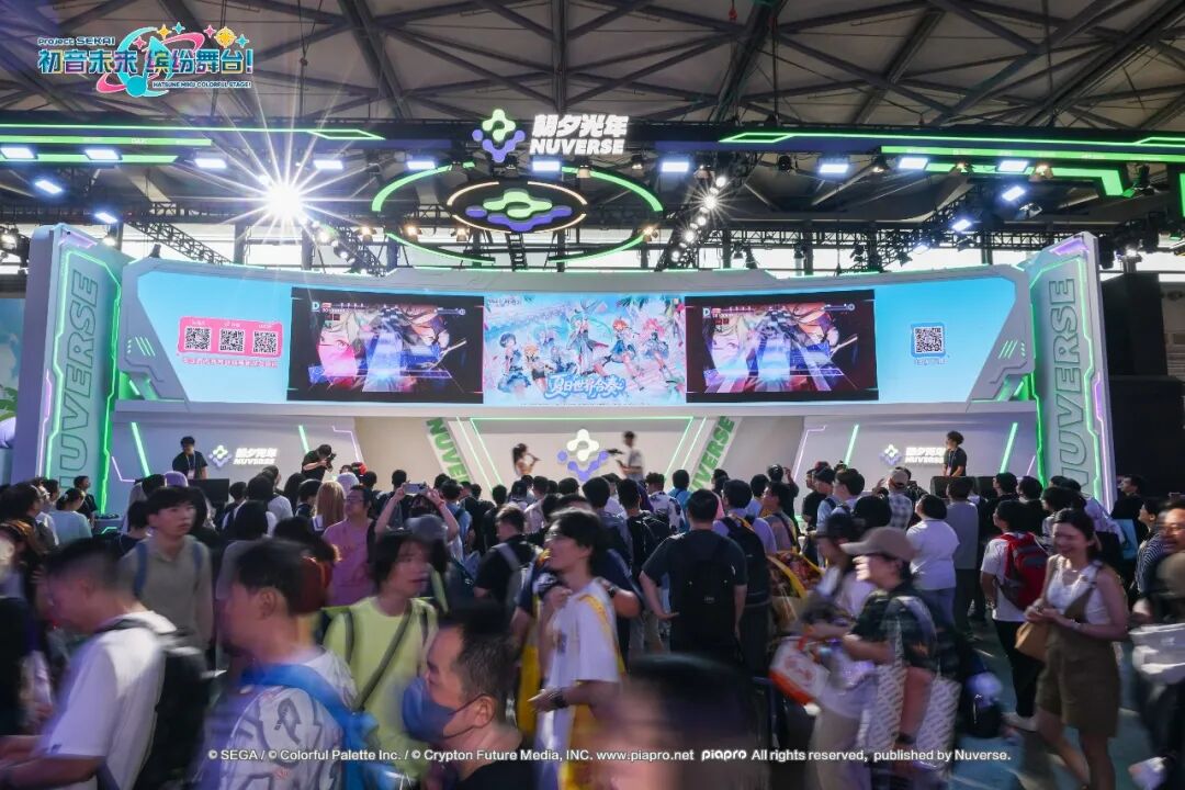 《初音未来》展台屏幕播放MV，台下观众聚集