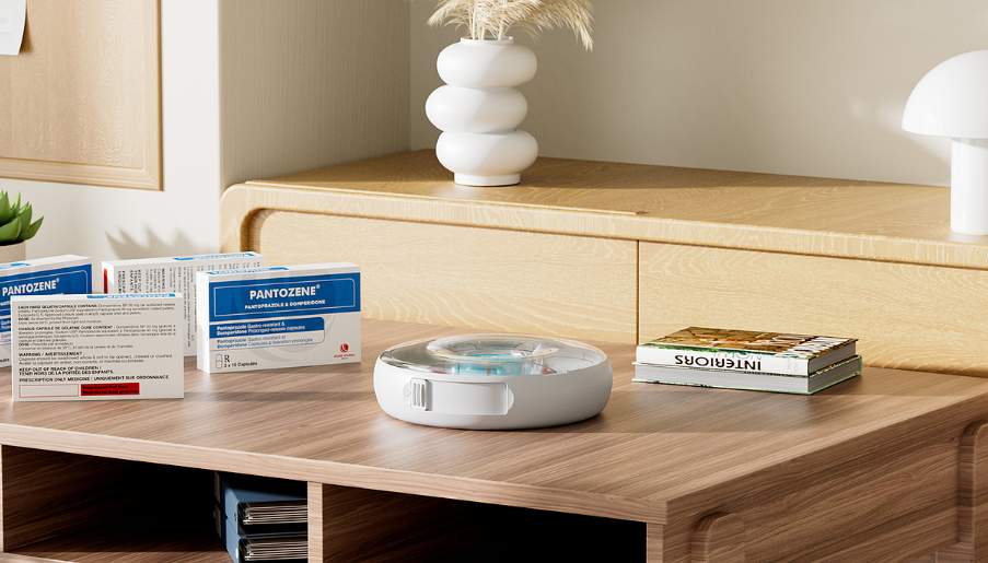 木质桌面上的药品包装、药盒与书籍，营造温馨氛围