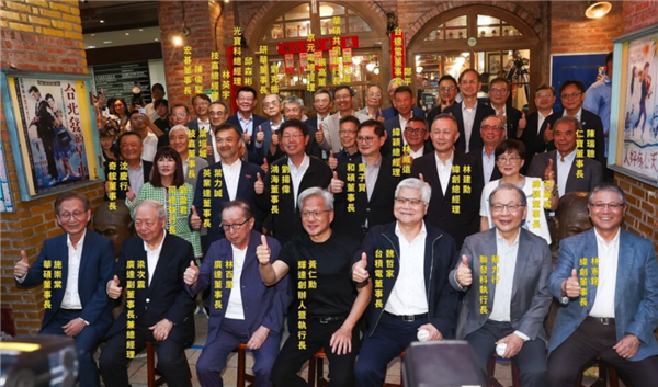 黄仁勋在户外被媒体与人群包围,挥手致意