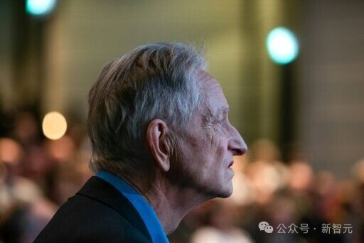 Geoffrey Hinton 近景特写，白发苍苍神情严肃
