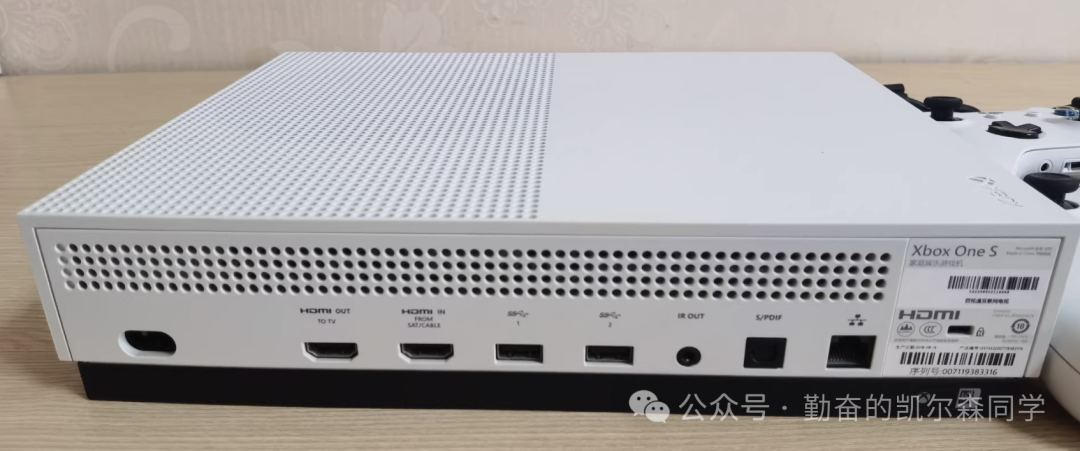 Xbox One S 背面接口特写，包括 HDMI 输入/输出、光纤音频等
