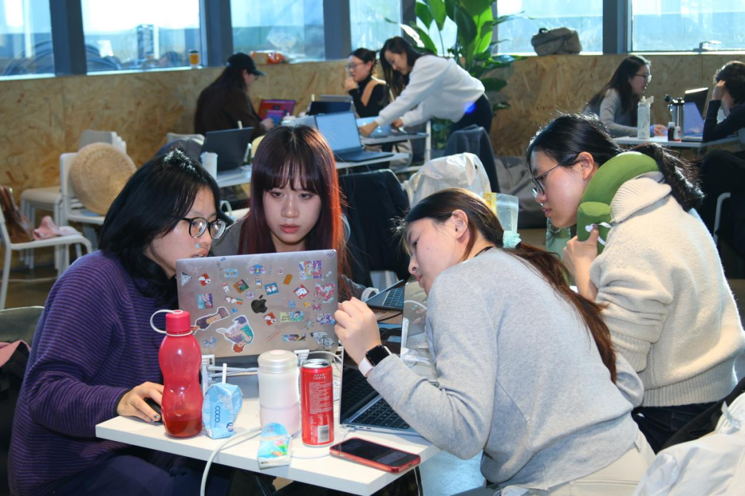 黑客松现场女性参与者协作