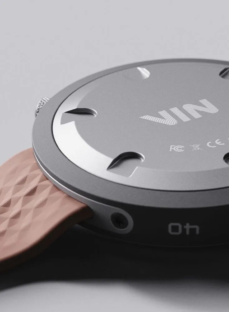 智能手表背面金属外壳特写，刻有品牌与认证标识