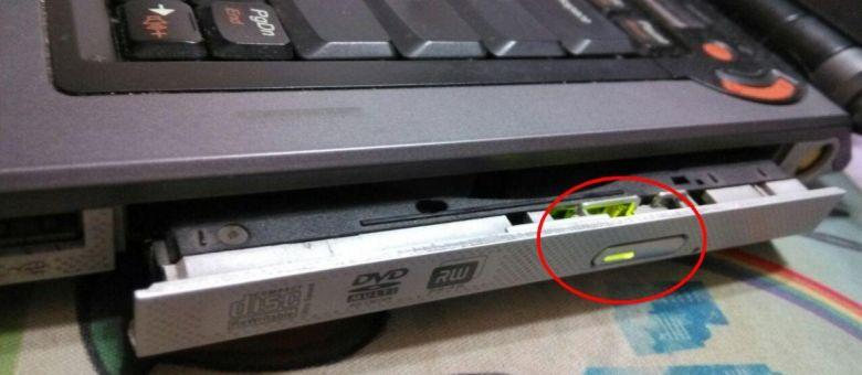 笔记本电脑光驱托盘弹出，可见Pioneer品牌标识及DVD RW刻录规格字样