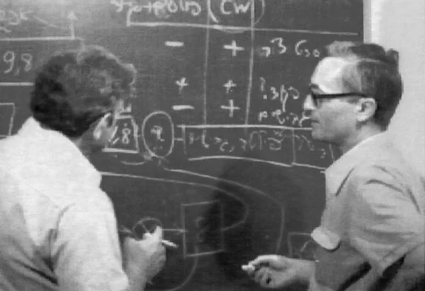 Ziv和Lempel在黑板前讨论