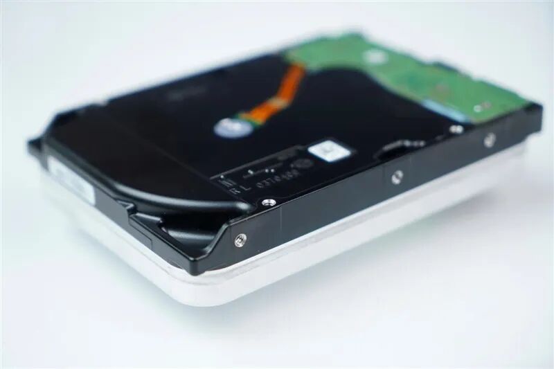 希捷银河Exos 32TB硬盘顶部特写