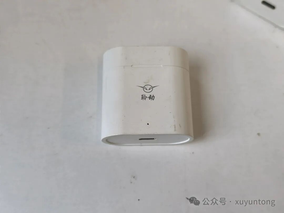 聆动TWS耳机充电盒特写