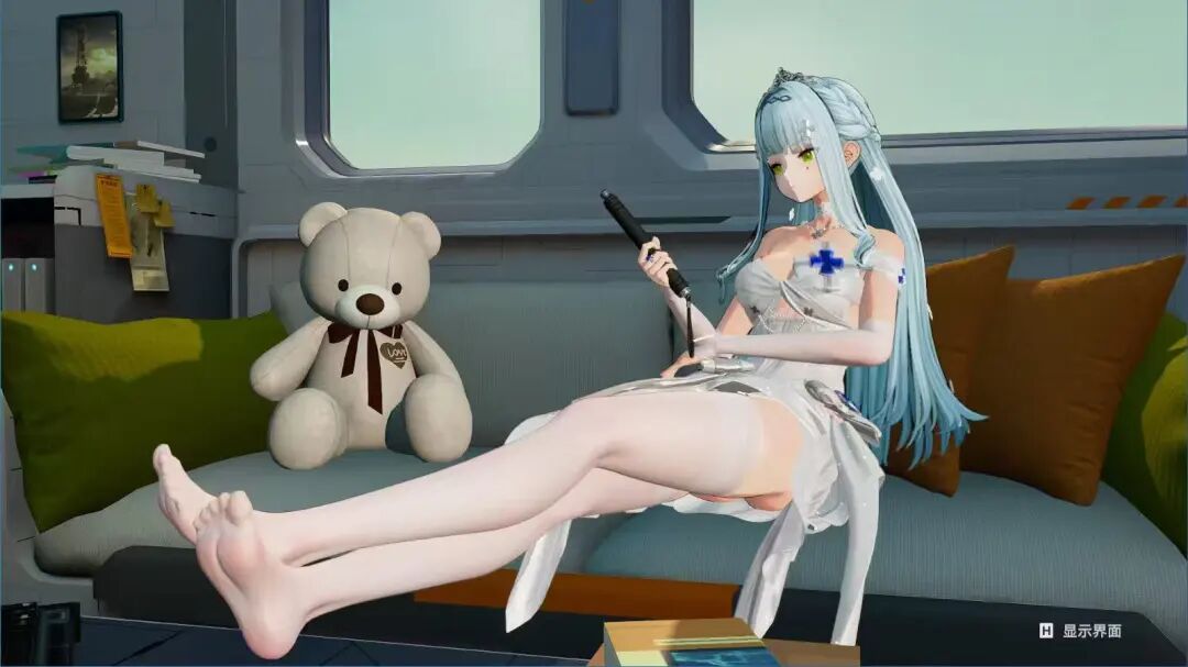 蓝发动漫女性角色坐在沙发上，手持工具，身旁有泰迪熊