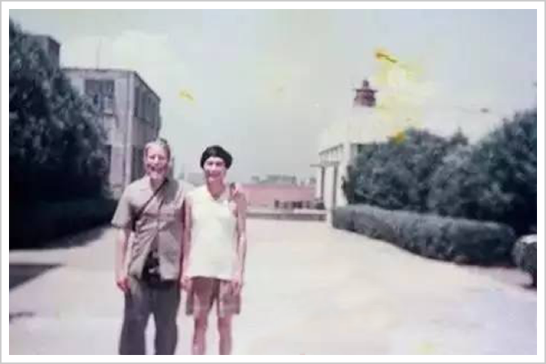 电动汽车专家罗耶·凯勒(右)考察期间与叶文贵合影