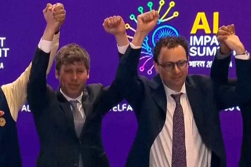 印度AI峰会上Altman与Amodei的“碰拳”合影