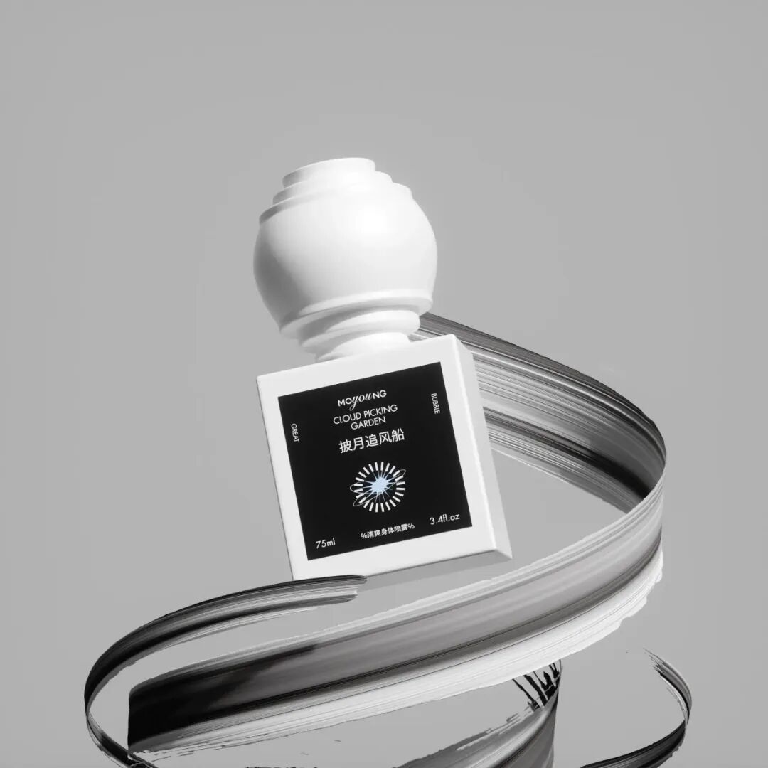 白色瓶身与流动线条艺术展示