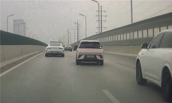 事故前几秒高架路况，三车相对位置