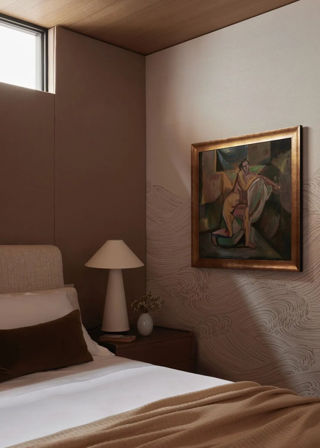 住宅卧室角落与抽象画