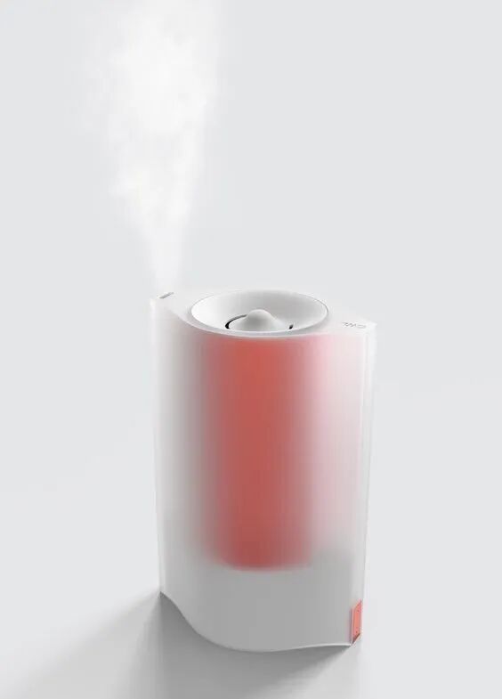 喷出水雾的白色圆柱形加湿器