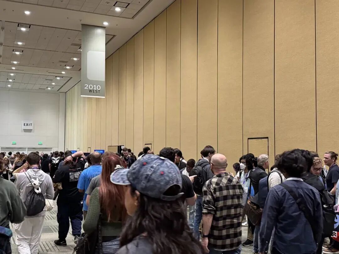 《PEAK》制作人演讲前,场外排起长队