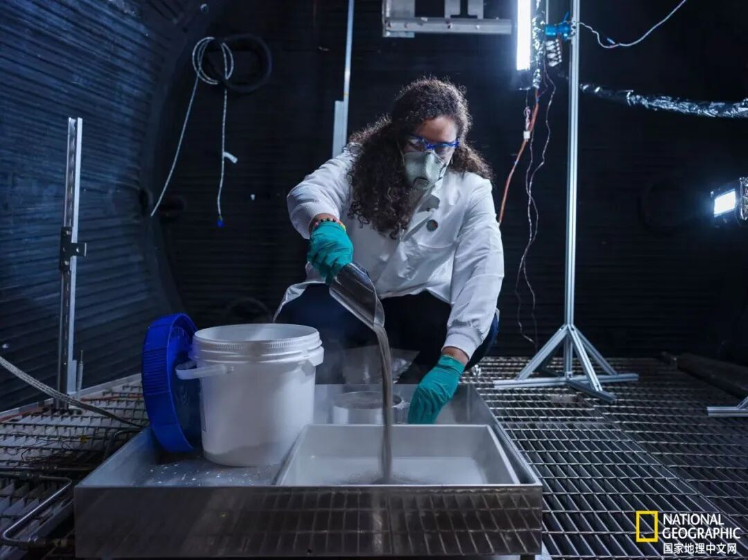 科学家处理模拟月球尘埃