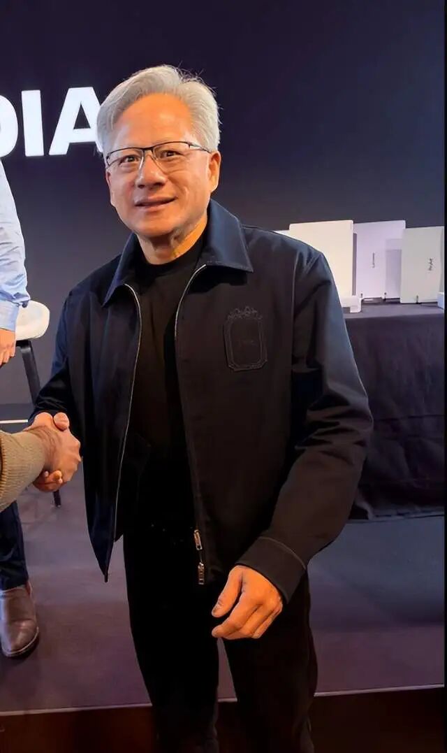 黄仁勋在GTC大会与参会者交流