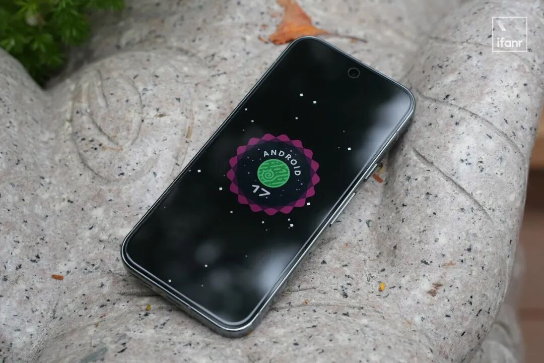 Pixel 9 Pro 屏幕显示 Android 17 启动画面
