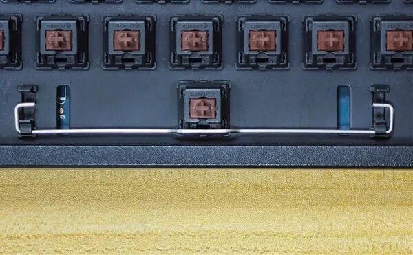 FILCO键盘内部结构特写：黑色机轴与银色稳定杆