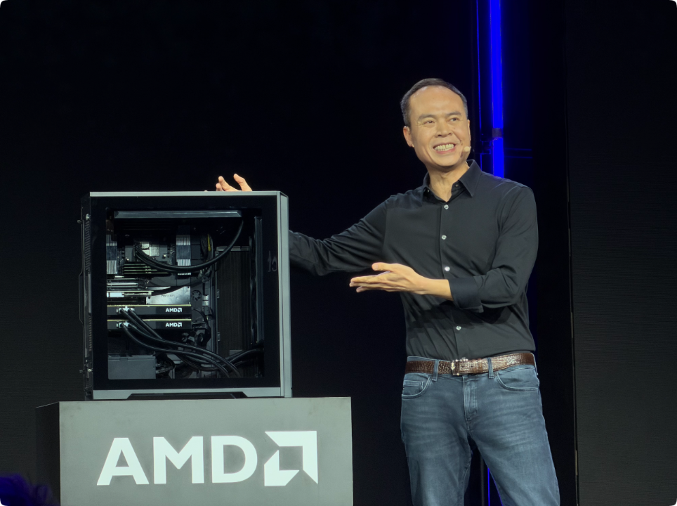 AMD 展台上的液冷工作站,配置多张 AMD Instinct GPU,机箱侧透展示内部硬件
