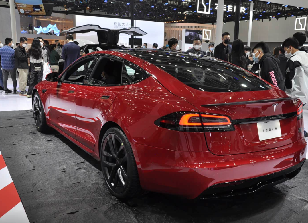 特斯拉Model S的鸥翼门与隐藏式门把手