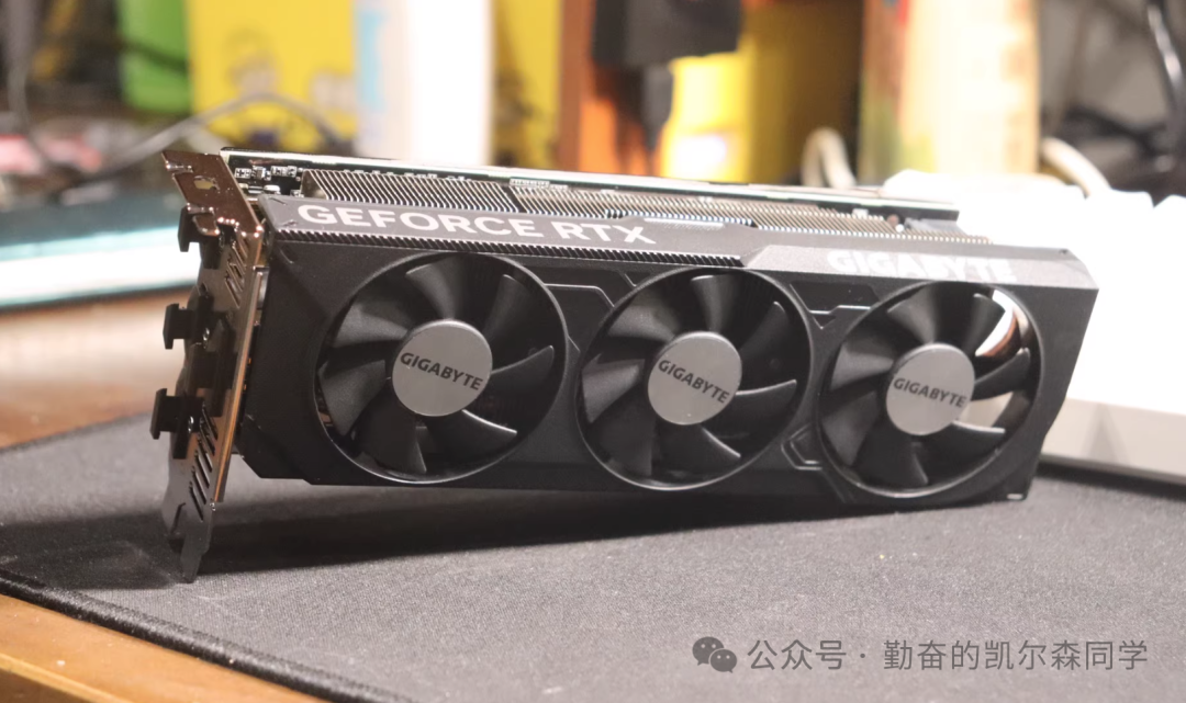 显卡本体与三风扇设计特写