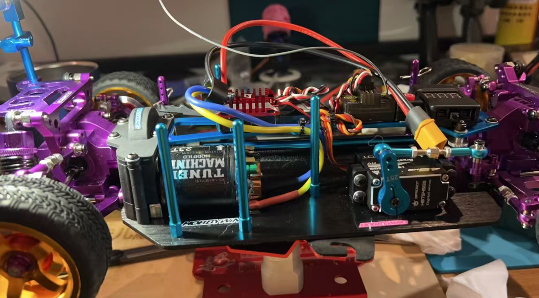 遥控车内部电池和电路板