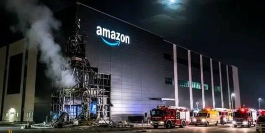 夜间,亚马逊仓库建筑起火,多辆消防车在现场救援