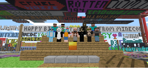 2010年MinecraftCon生日庆祝活动场景,台阶舞台上站着一排游戏角色