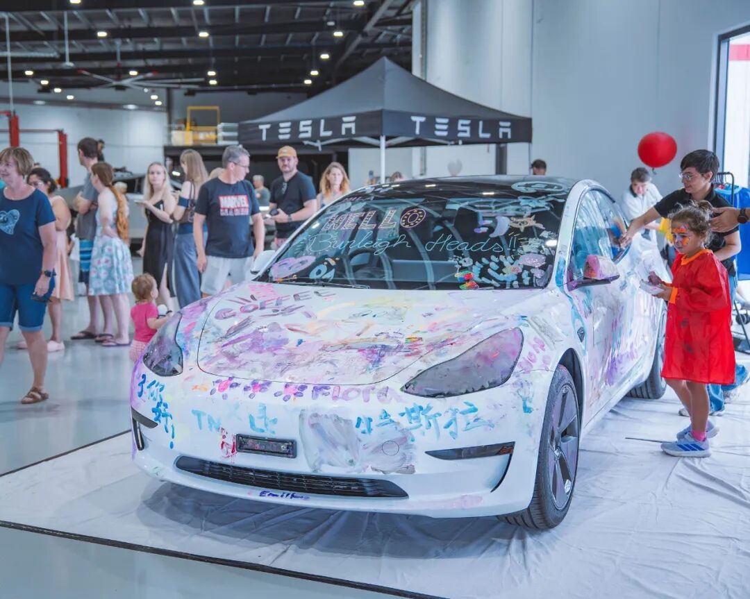 社区活动中的涂鸦特斯拉Model 3