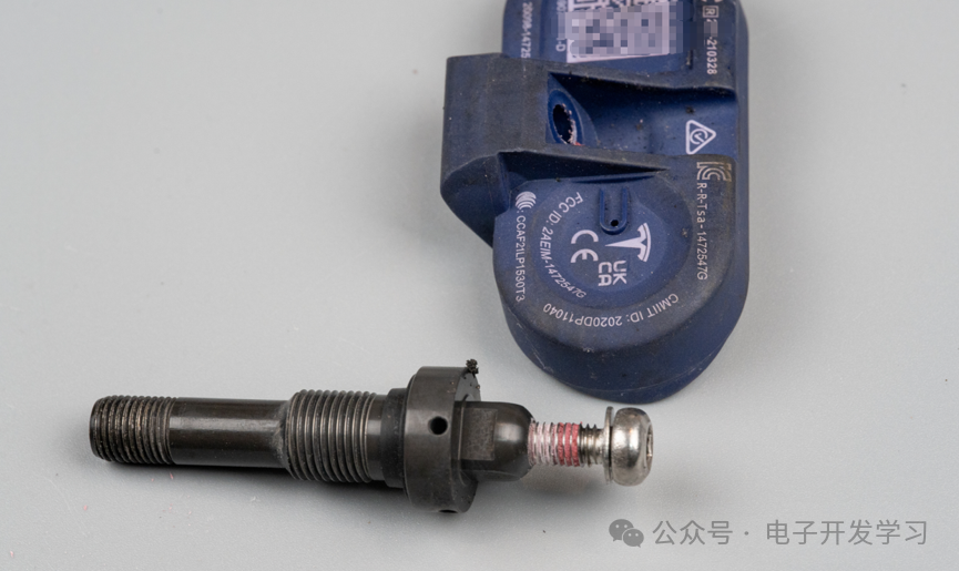 TPMS 传感器与拆下的金属气门嘴组件