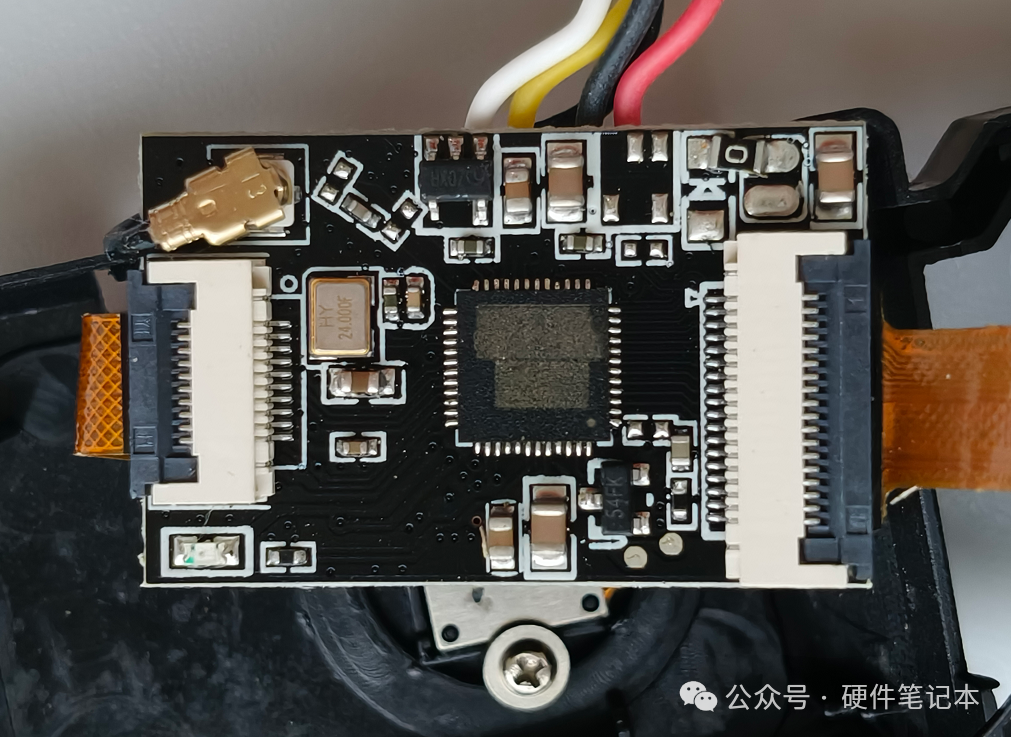 无人机主飞控板特写，芯片丝印被磨掉