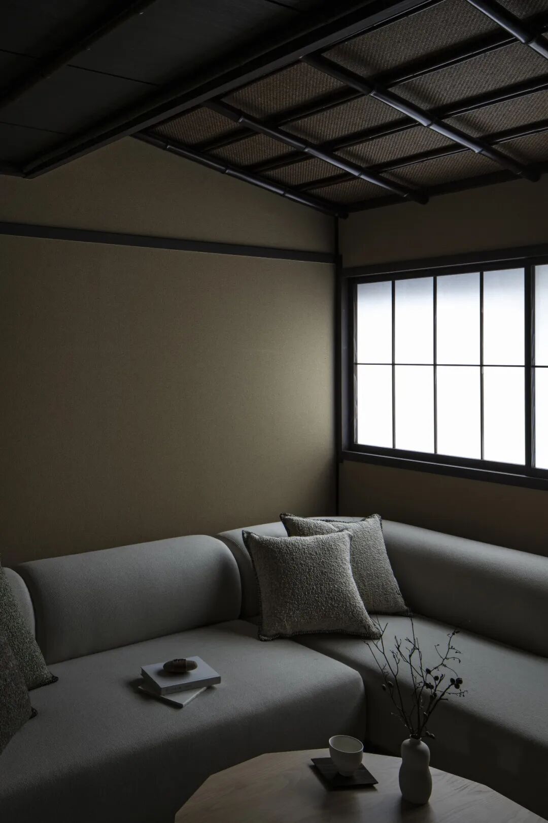 靠窗的沙发阅读角