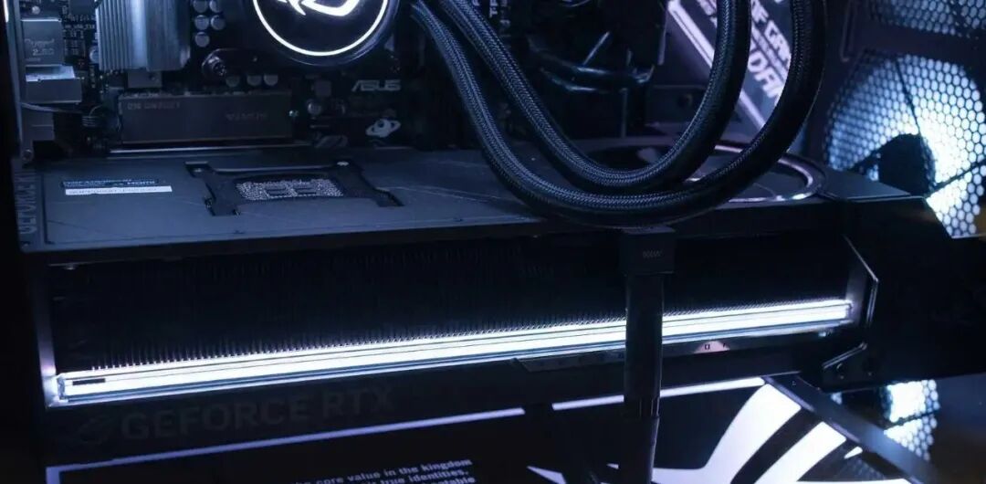 华硕主板内RTX 5090显卡与发光风扇的机箱内部特写