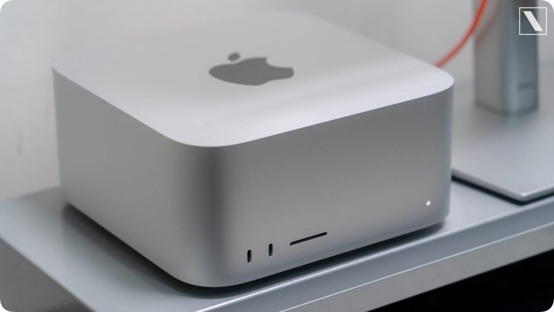 Mac Mini主机特写,苹果Logo和指示灯细节