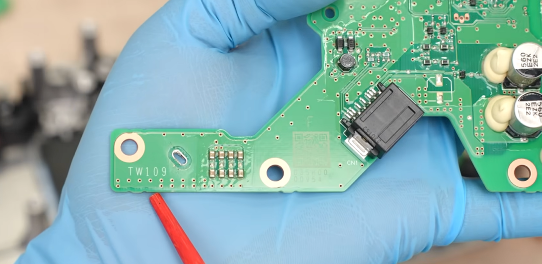 DC/DC电路板特写，印有“TW109”