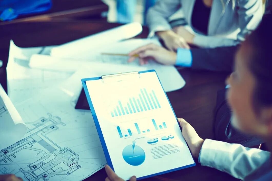 商务会议讨论数据图表的配图