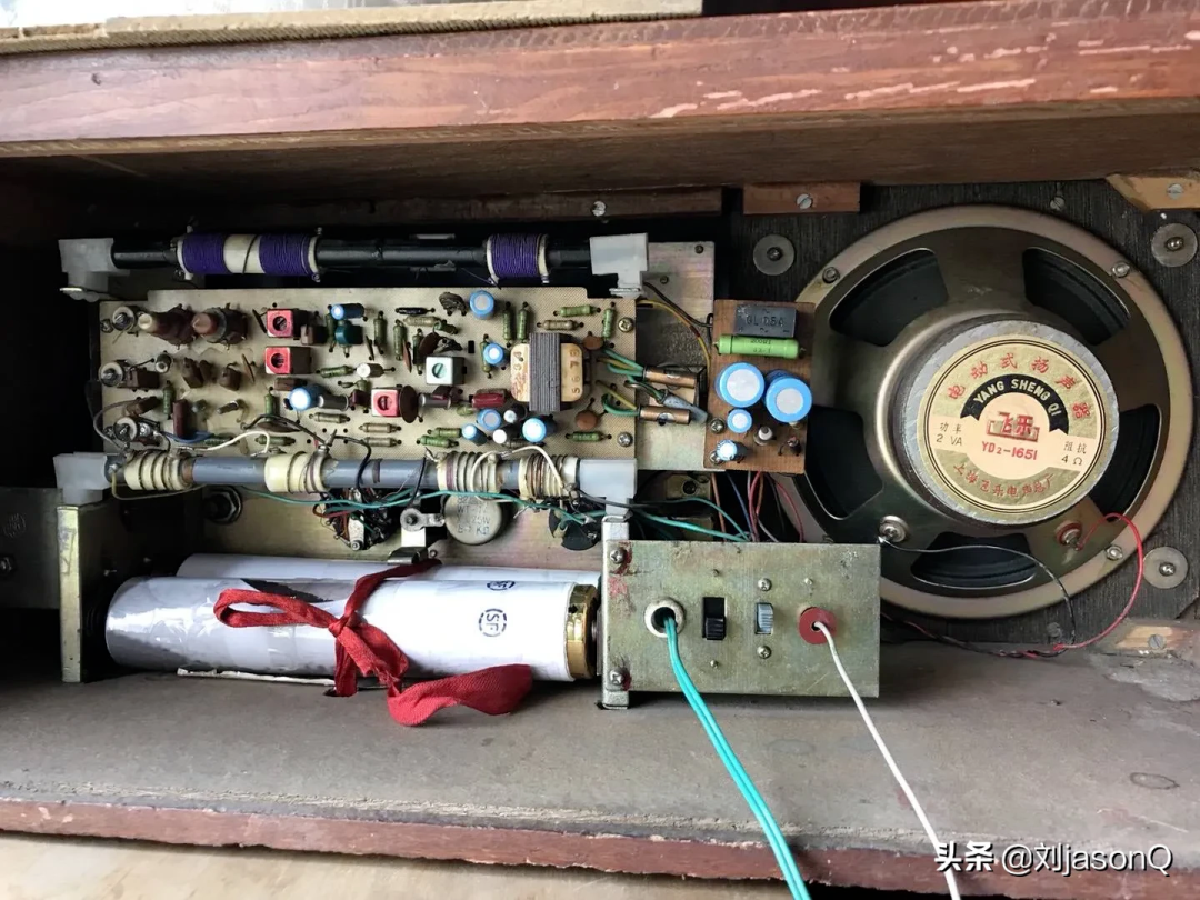 设备内部扬声器特写，型号YD2-165I，功率2VA