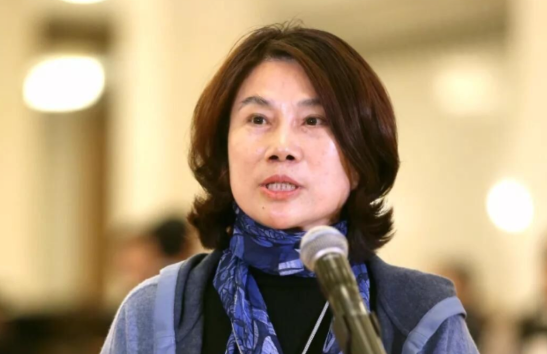 董明珠系着围巾发表讲话