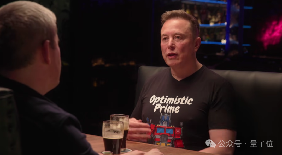 身穿“Optimistic Prime”T恤的马斯克