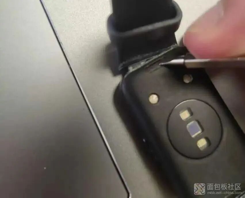 拆卸表带卡扣示意