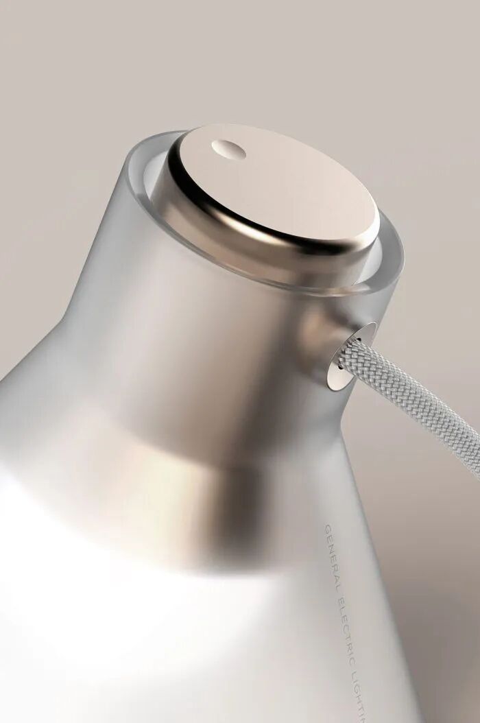 银色金属质感台灯顶部特写