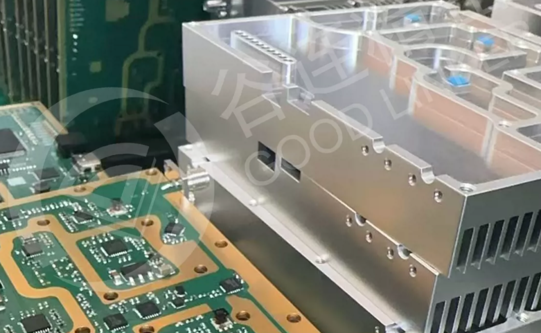 精密电子组装场景中的绿色PCB和铝合金散热模块