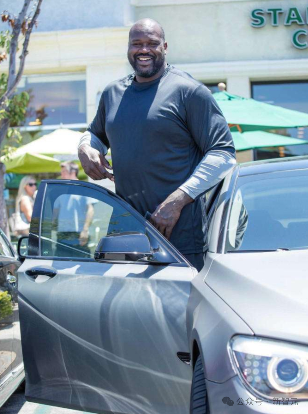 人物从轿车中走出