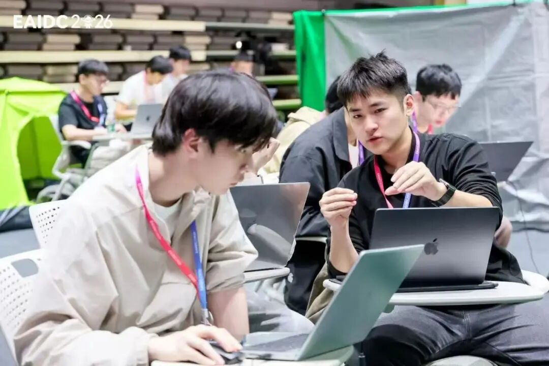 决赛现场的选手们专注调试