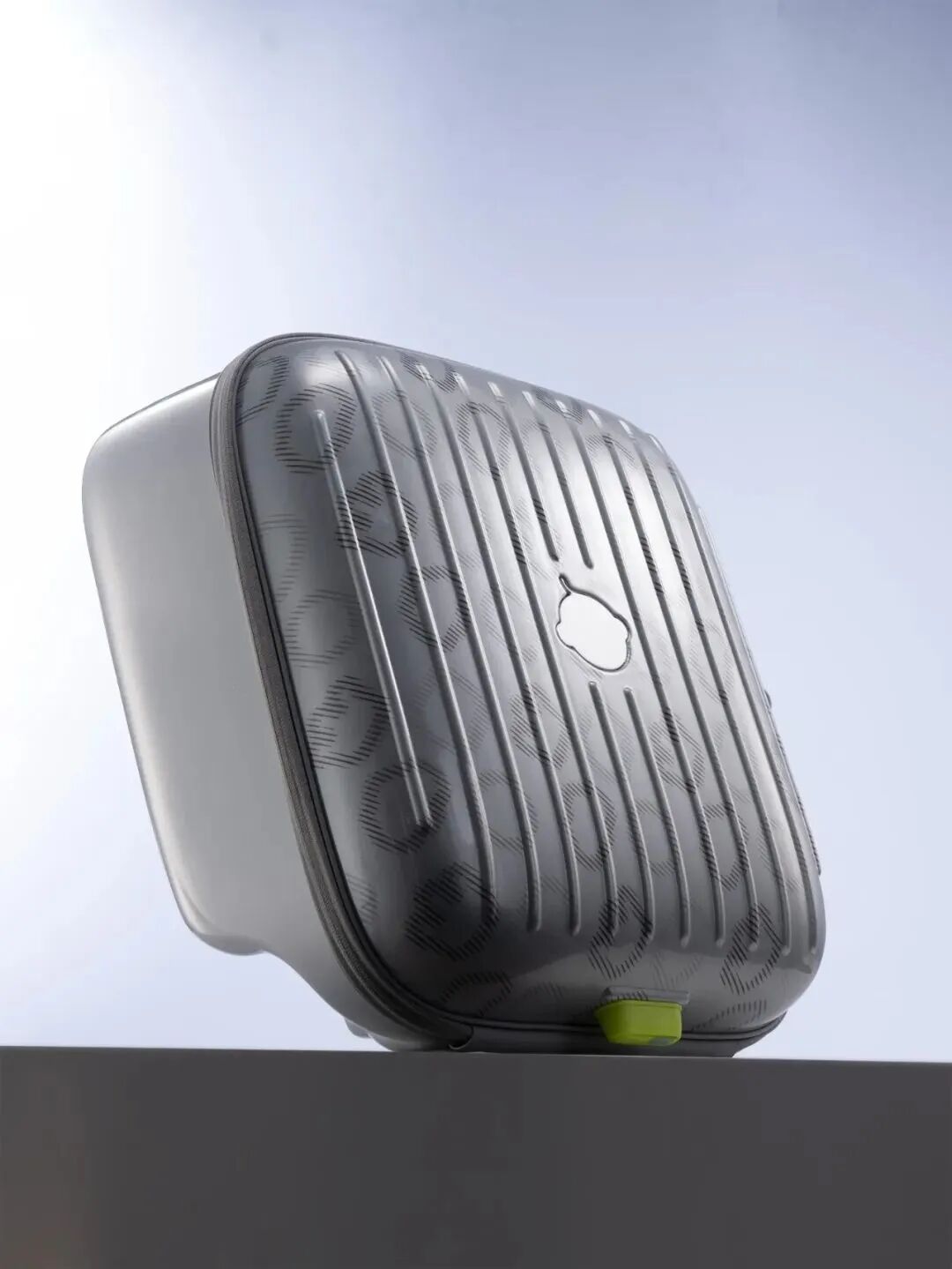 带梨形标志的银灰色行李箱