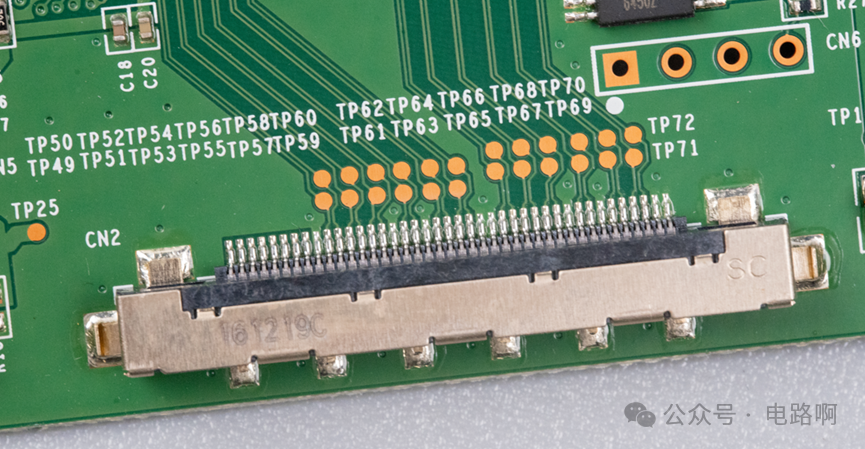 连接器旁的信号测试点