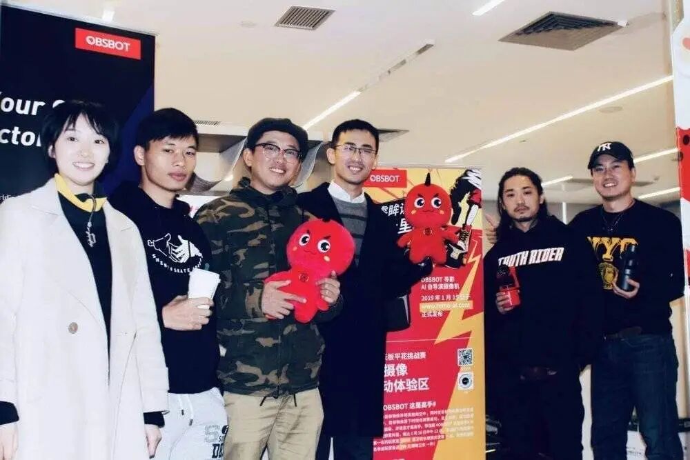 寻影团队在活动场合合影